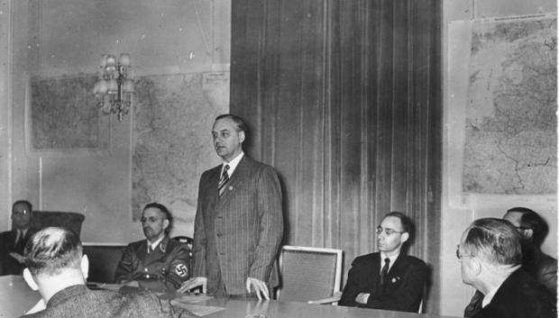19 de noviembre de 1941: Wilhelm Weiß se sienta durante una conferencia de prensa a la derecha de Alfred Rosenberg