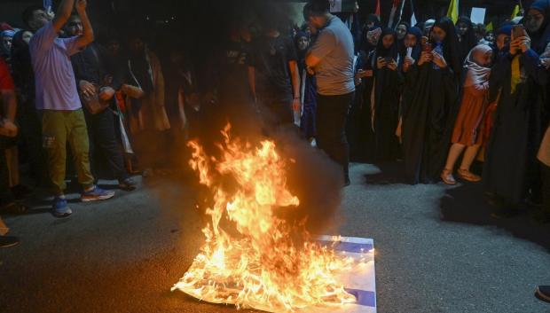 Seguidores de Hizbulá queman banderas de Israel