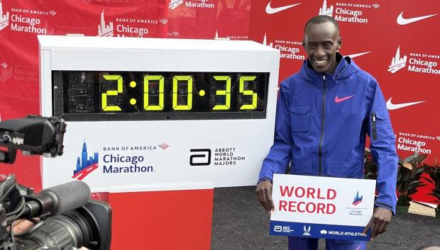 Kiptum posa con la histórica marca de maratón