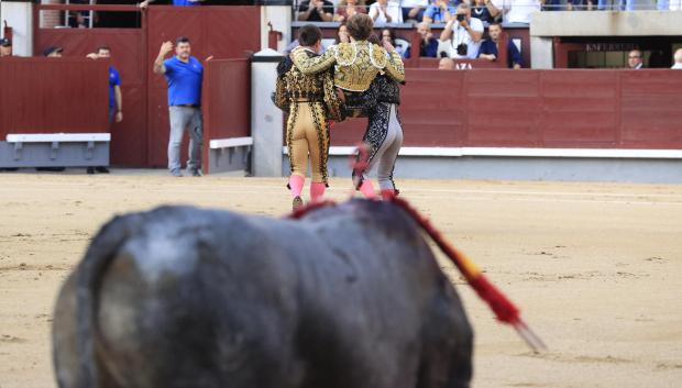 El diestro Román Collado es sacado del coso taurino tras la cogida