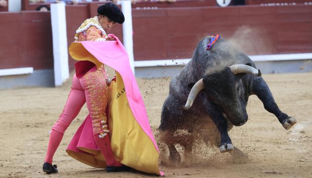 El diestro Leo Valadez durante la corrida de la Feria de Otoño, este domingo en la Monumental de Las Ventas.