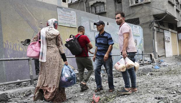 Palestinos abandonan sus casas después de los ataques israelíes a la ciudad de Gaza