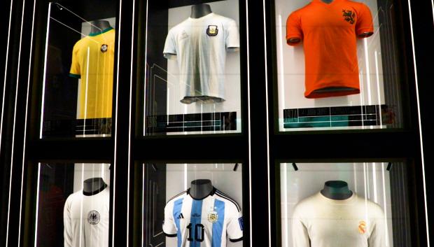 En un lugar del museo hay camisetas de gran valor: Pelé, Maradona, Cruyff, Muller, Messi y Di Stéfano