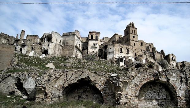 Craco (Matera, Italia). Encaramado en una colina a casi 400 metros de altura y rodeado de barrancos, Craco vivió una época de esplendor en la Edad Media, y buena parte de su trazado actual se remonta a dicha época. Un violento desplazamiento de tierra en 1963 cambió para siempre el destino del pueblo, y pocos años después sus habitantes tuvieron que abandonar sus hogares. En la actualidad, el silencio sepulcral de este pueblo suspendido en el tiempo es un imán para viajeros procedentes de todo el mundo. Y no es para menos, ya que pasear entre las ruinas de las casas, las iglesias y los palacios es una experiencia sin parangón.