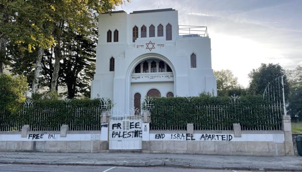 Aparecen pintadas de "Palestina libre" en la sinagoga de Oporto