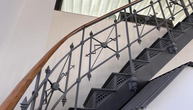 Detalle de la escalera donde se aprecia el rayo que dejó Eiffel en la central de Torrelaguna
