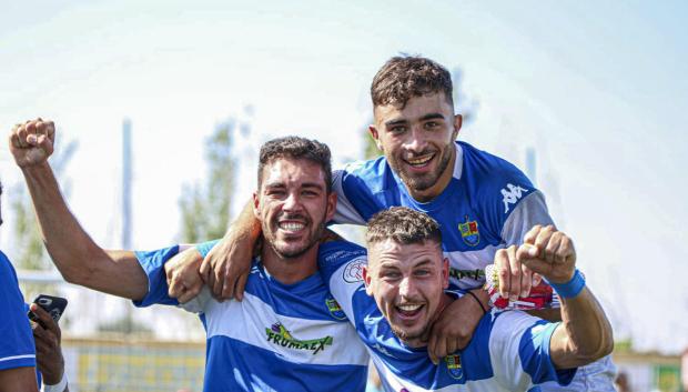 Los jugadores del Hernán Cortés de Badajoz celebran el pase a la fase final de Copa del Rey en la que tendrán la oportunidad de jugar contra un equipo de Primera División