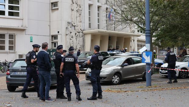 Agentes de policía franceses se encuentran frente a la escuela secundaria Gambetta en Arras, noreste de Francia