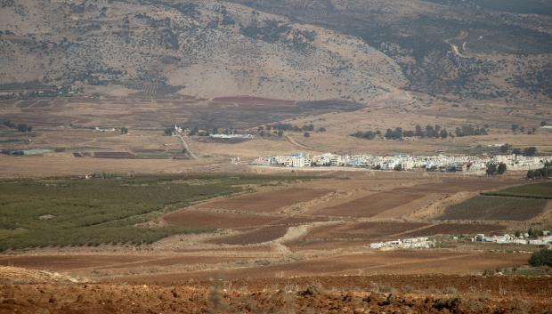 Al fondo de la imagen, una de las posiciones españolas, seguido de la carretera Sierra Delta 1, la única carretera que controla UNIFIL, y el pueblo de Ghajar, divido en dos por la blue line, pero ocupado en su totalidad por Israel.