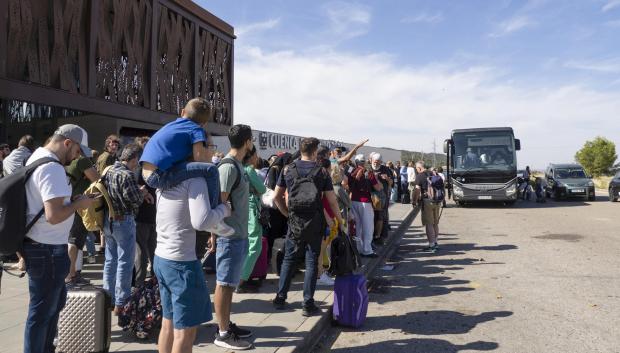 Pasajeros esperan a ser trasladados en autobús desde la estación Fernando Zóbel de Cuenca