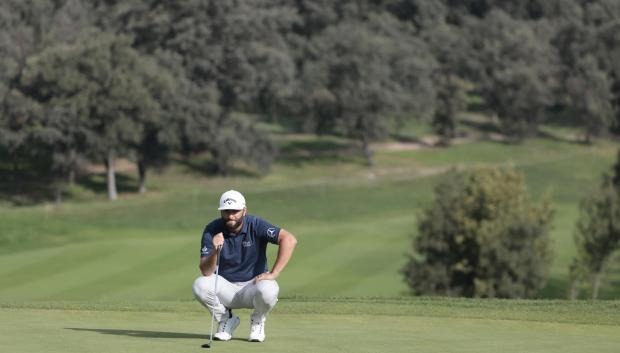 Jon Rahm estudia su próximo golpe en el hoyo 6 del Club de Campo Villa de Madrid