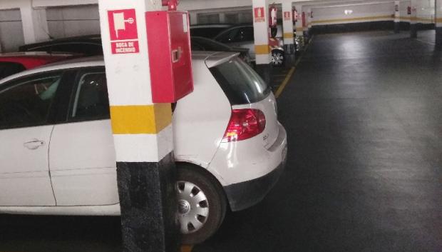Este coche está mal aparcado, sólo pueden sobresalir los retrovisores de la plaza