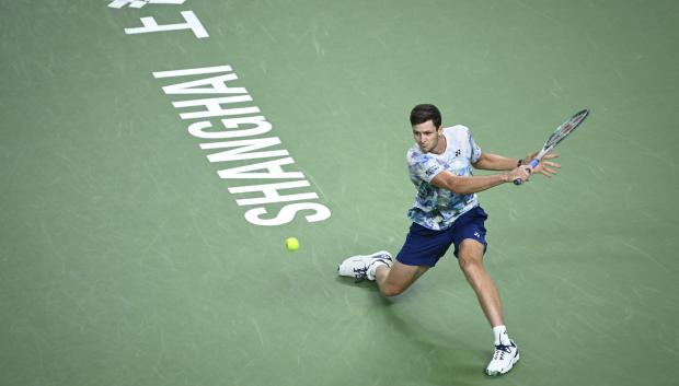 Hubert Hurkacz devuelve un resto de Rublev en la final de Shanghái