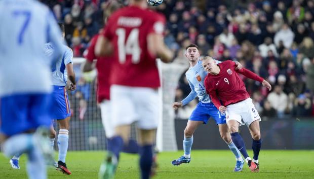 Laporte y Haaland en una disputa durante el partido de Noruega y España en la clasificación para la Euro 2024