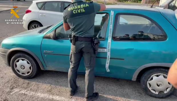 La Guardia Civil precinta un vehículo por algún problema legal