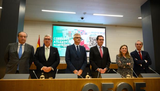 De izda. a dcha., el secretario general de CEOE, José Alberto González-Ruiz; el presidente de CEG, Juan Manuel Vieites; el secretario de Estado de Transportes, Movilidad y Agenda Urbana, David Lucas; el presidente de CEOE, Antonio Garamendi; la presidenta de FADE, María Calvo; y el presidente de FELE, Juan María Vallejo.