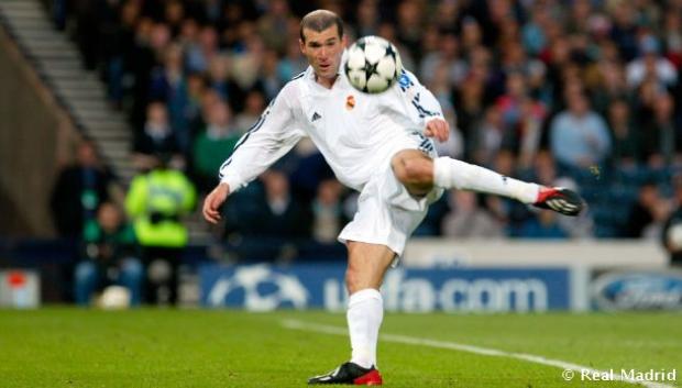 Zinedine Zidane ejecuta la famosa volea en la final de Champions de 2002