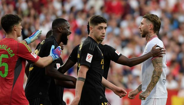 Sergio Ramos en un encontronazo con Antonio Rüdiger