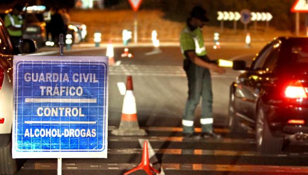 Control de alcoholemia nocturno de la Guardia Civil de Tráfico