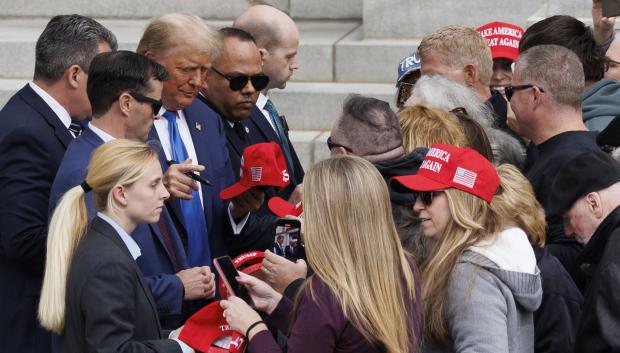 Concord (United States), 23/10/2023.- Republican presidential candidate, former US President Donald Trump (4-L) greets people outside the New Hampshire State House after he registered to have his name on the New Hampshire primary ballot in Concord, New Hampshire, USA, 23 October 2023. (Concordia) EFE/EPA/CJ GUNTHER