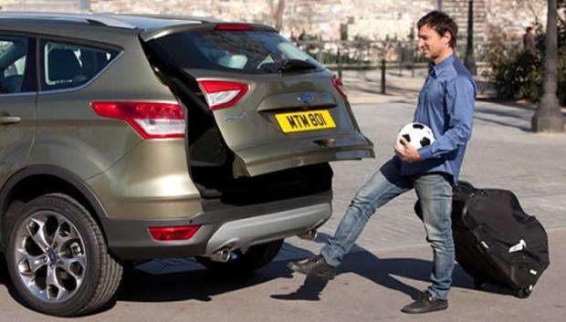 Con este simple gesto abrimos el maletero de muchos coches