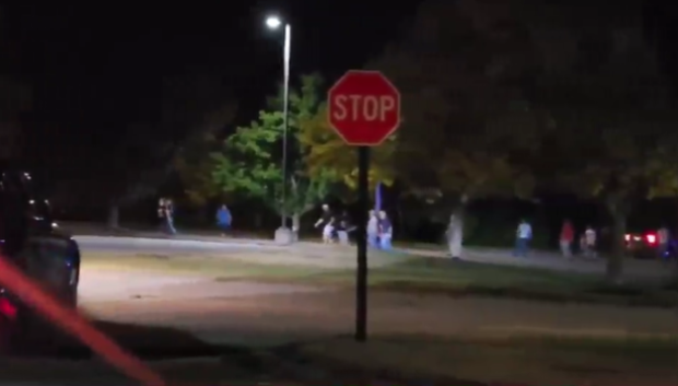 Un video compartido con CNN muestra a personas corriendo afuera del boliche Sparetime Recreation en Lewiston, Maine, donde se registró un tiroteo.

Un video compartido con CNN muestra a personas corriendo afuera del boliche Sparetime Recreation en Lewiston, Maine