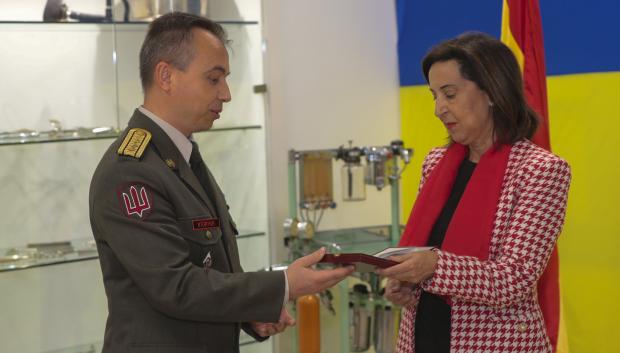 La ministra Robles recibe la Cruz de la Misericordia, en nombre del comandante director del Hospital General de Zaporizhya