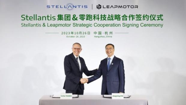 Carlos Tavares, CEO de Stellantis, firma la operación con Leapmotor
