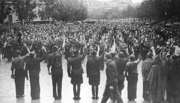 Militantes de Falange Española de las JONS formados delante de la basílica de Nuestra Señora del Pilar de Zaragoza en 1936