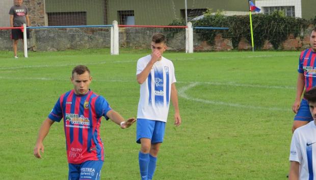 Diego Orihuela, en la imagen el jugador que viste de blanco, vuelve de Erasmus para jugar