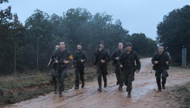 Una patrulla realiza el recorrido de 10 kilómetros durante el Campeonato Nacional Militar de Patrullas de Tiro