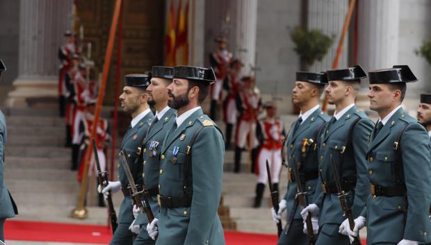 Guardias civiles desfilan ante las puertas del Congreso de los Diputados, antes de la llegada de la Princesa Leonor