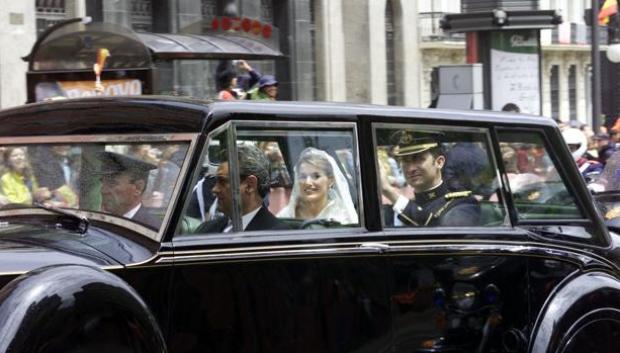 Los Reyes de España a bordo del mismo coche en el que ha jurado la Constitución la Princesa