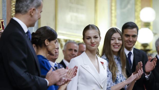La princesa Leonor (c) es ovacionada tras jurar la Constitución en presencia de los reyes de España, Felipe VI y Letizia, su hermana, la infanta Sofía (2d), y el presidente del Gobierno en funciones, Pedro Sánchez (d)