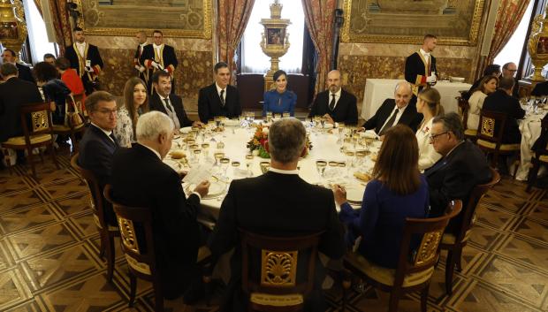 Mesa presidida por los Reyes, la Princesa Leonor y la Infanta Sofía en el almuerzo celebrado en el Palacio Real