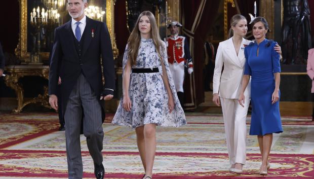 MADRID, 31/10/2023.- La princesa Leonor (2d) junto a su madre, la reina Letizia (d), su hermana, la infanta Sofía (2i), y su padre, el rey Felipe VI (i), tras el saludo a los invitados al almuerzo celebrado posteriormente al acto en el que se le impuso el Collar de la Orden de Carlos III y a la jura de la Constitución de la Princesa de Asturias por su mayoría de edad ante las Cortes Generales, en una solemne sesión conjunta de las dos cámaras legislativas que se ha celebrado este martes en el hemiciclo de la Cámara Baja. EFE/ Daniel González POOL