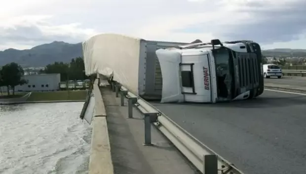 El viento vuelca los camiones con facilidad