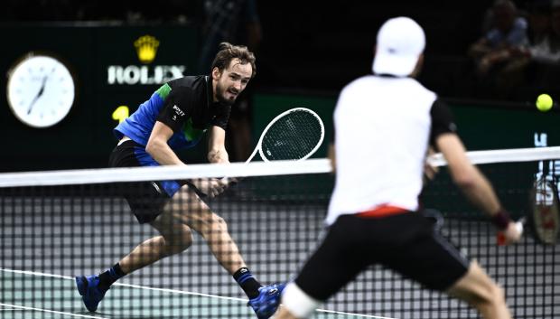 Daniil Medvedev cayó eliminado en segunda ronda del Maters 1.000 de París. En la imagen, un punto frente a Dimitrov