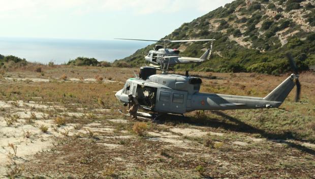 La Infantería de Marina española lleva a cabo operaciones de asalto anfibio desde el Grupo de Ataque del LHD Juan Carlos I en la isla de Sazán