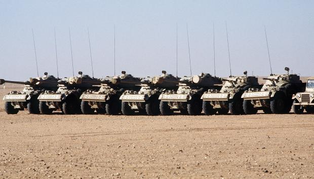 Varios Panhard AML del Ejército de Níger durante la Operación Escudo del Desierto