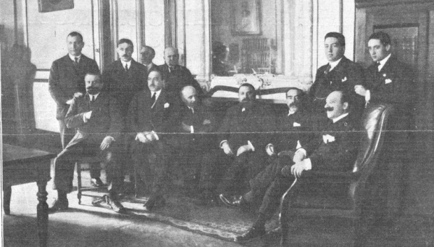 Redactores de El Siglo Futuro con el director (1925)
