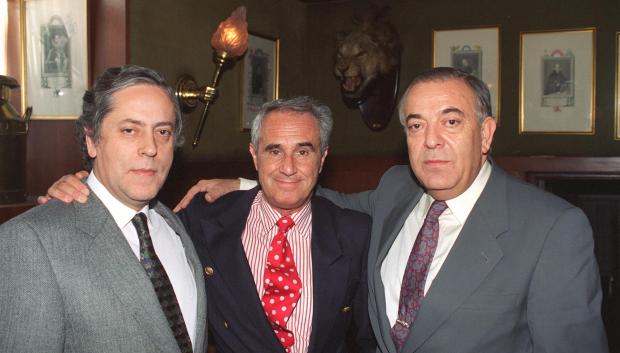 José María Carrascal, en 1993, juntos a los también presentadores Miguel Ángel Aguilar (Telecinco) y Pedro Altares (TVE)
