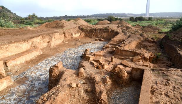 Esta imagen muestra una vista parcial de las ruinas arqueológicas recientemente desenterradas en la necrópolis de Chellah, cerca de Rabat