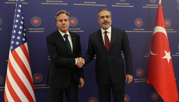 El Secretario de Estado de los Estados Unidos, Antony Blinken, con su homólogo turco, Hakan Fidan