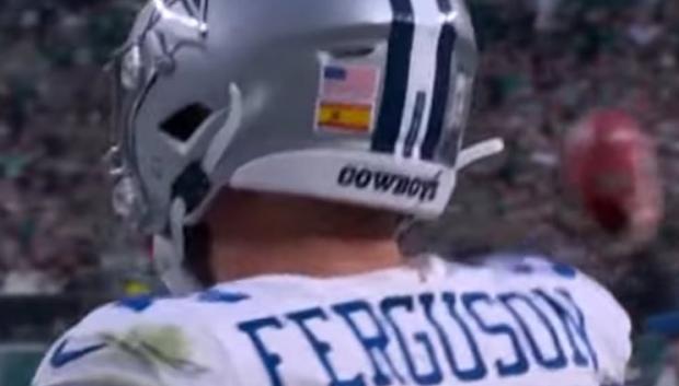 La bandera de España en el casco de Ferguson, jugador de la NFL