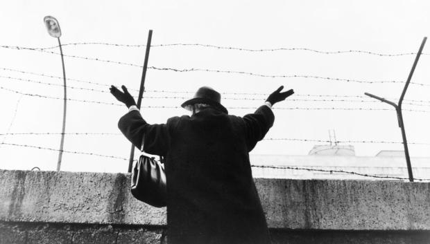 Una mujer, sobre el muro de Berlín, saluda sus familiares en Berlín-Este, 1961