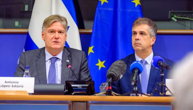 El eurodiputado Antonio López-Istúriz junto a Eli Cohen, ministro de Exteriores de Israel