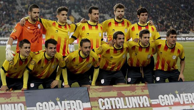 El once inicial de la selección catalana formada antes de un partido amistoso ante Cabo Verde en 2013