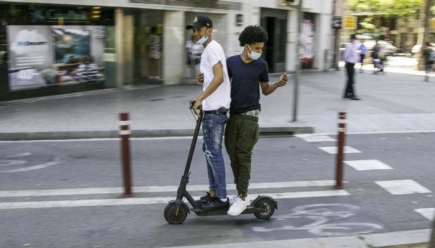 Dos ocupantes en un patinete, algo desafortunadamente habitual