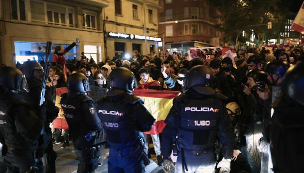 La Policía frente a los manifestantes que protestan por noveno día consecutivo ante la sede del PSOE en Madrid